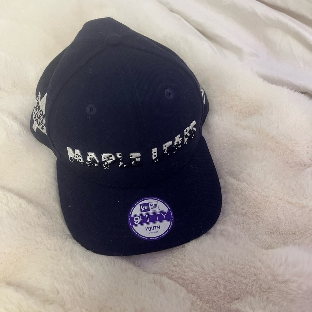 Maple leafs hat - Picture 2 of 2
